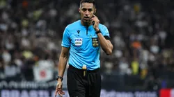 SP - SAO PAULO - 16/04/2025 - BRASILEIRO A 2025, CORINTHIANS X FLUMINENSE - O arbitro Rodrigo Jose Pereira de Lima (PE) durante partida entre Corinthians e Fluminense no estadio Arena Corinthians pelo campeonato Brasileiro A 2025. Foto: Fabio Giannelli/AGIF