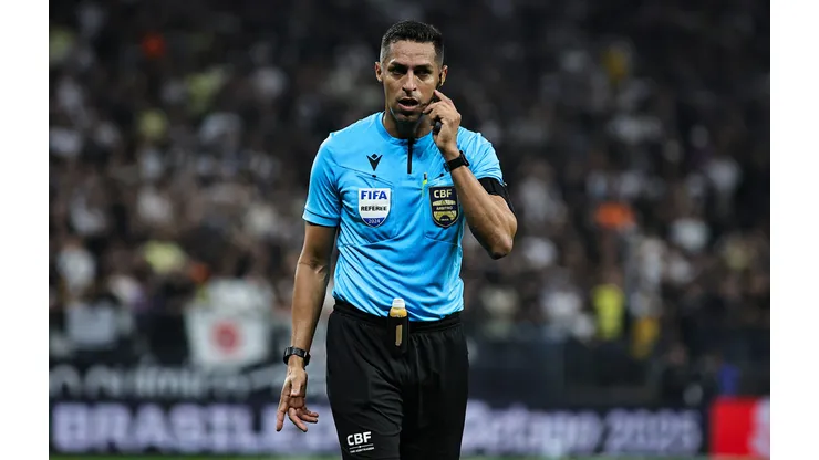 SP - SAO PAULO - 16/04/2025 - BRASILEIRO A 2025, CORINTHIANS X FLUMINENSE - O arbitro Rodrigo Jose Pereira de Lima (PE) durante partida entre Corinthians e Fluminense no estadio Arena Corinthians pelo campeonato Brasileiro A 2025. Foto: Fabio Giannelli/AGIF