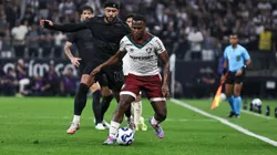 Depay, jogador do Corinthians, disputa lance com Arias jogador do Fluminense. Foto: Fabio Giannelli/AGIF