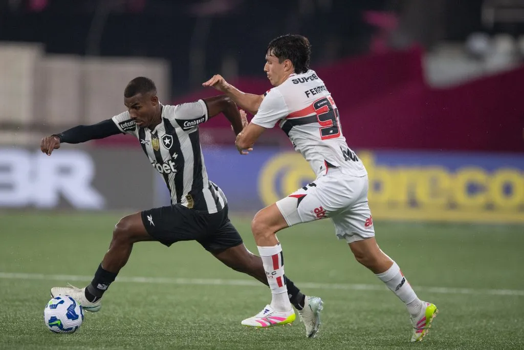 Cuiabano, jogador do Botafogo durante partida contra o Sao Paulo no estadio Engenhao pelo campeonato Brasileiro A 2025. Foto: Thiago Ribeiro/AGIF