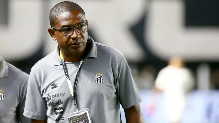 Cesar Sampaio, técnico do Santos, durante partida contra o Atletico-MG no estádio Vila Belmiro pelo campeonato Brasileiro A 2025. Foto: Mauricio De Souza/AGIF