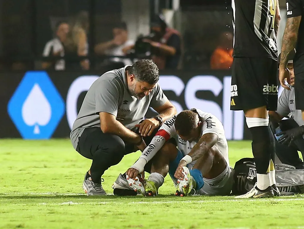 Neymar foi atendido em campo. Foto: Mauricio De Souza/AGIF.