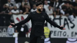 Depay, jogador do Corinthians reclama com a arbitragem durante partida contra o Fluminense no estadio Arena Corinthians pelo campeonato Brasileiro A 2025.