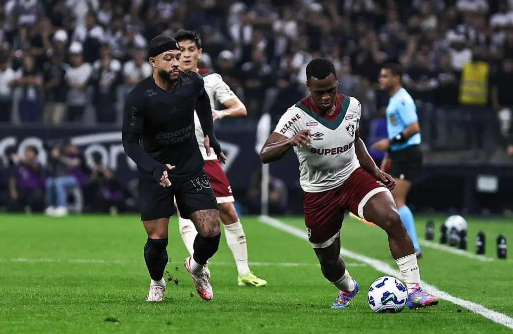 Depay, do Corinthians disputa lance com Arias jogador do Fluminense durante partida no estadio Arena Corinthians pelo Campeonato 2025.  Foto: Fabio Giannelli/AGIF