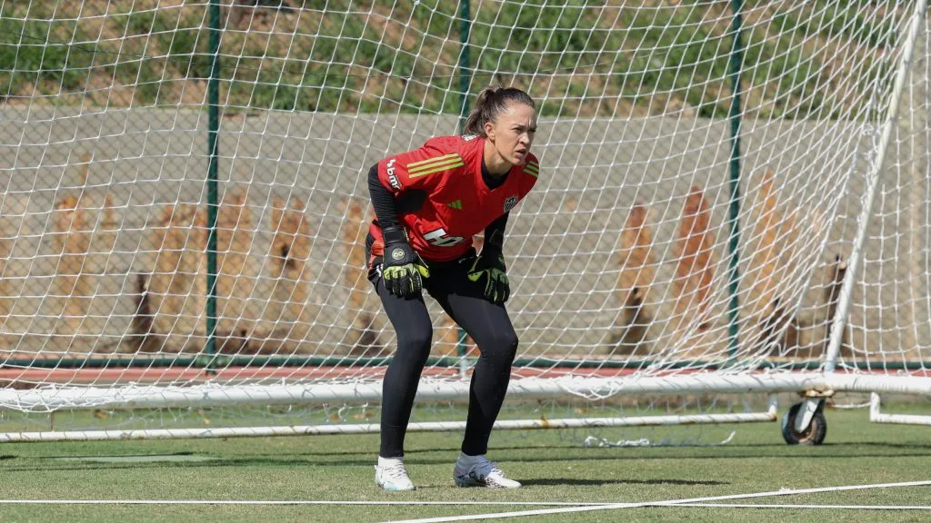 Goleira Maike em treinamento com o time feminino do Atlético MG