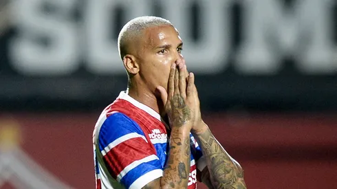 Deyverson lamentando tropeço em Salvador.