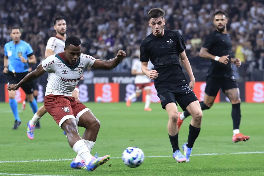 Disputa de bola no jogo de ontem (16). Foto: Marcello Zambrana/AGIF