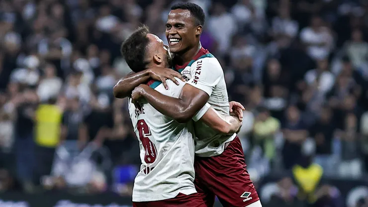 Renê jogador do Corinthians comemora seu gol com Arias jogador da sua equipe durante partida contra o Fluminense no estádio Arena Corinthians pelo campeonato Brasileiro A 2025.