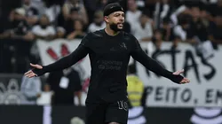 Depay jogador do Corinthians reclama com a arbitragem durante partida contra o Fluminense no estádio Arena Corinthians pelo campeonato Brasileiro A 2025.