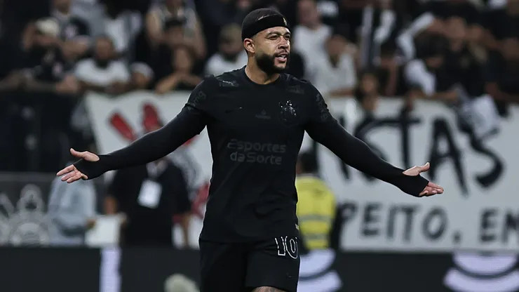 Depay jogador do Corinthians reclama com a arbitragem durante partida contra o Fluminense no estádio Arena Corinthians pelo campeonato Brasileiro A 2025.