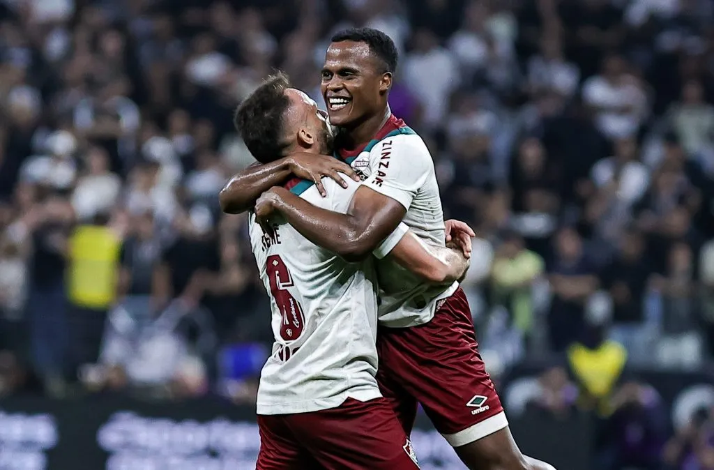 SP – SAO PAULO – 16/04/2025 – BRASILEIRO A 2025, CORINTHIANS X FLUMINENSE – Rene jogador do Corinthians comemora seu gol com Arias jogador da sua equipe durante partida contra o Fluminense no estadio Arena Corinthians pelo campeonato Brasileiro A 2025. Foto: Fabio Giannelli/AGIF