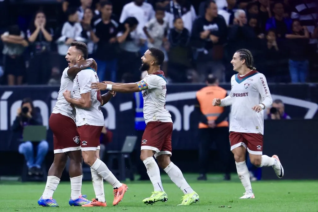 Renê jogador do Fluminense comemora seu gol com jogadores do seu time durante partida contra o Corinthians no estádio Arena Corinthians pelo campeonato Brasileiro A 2025. Foto: Marcello Zambrana/AGIF