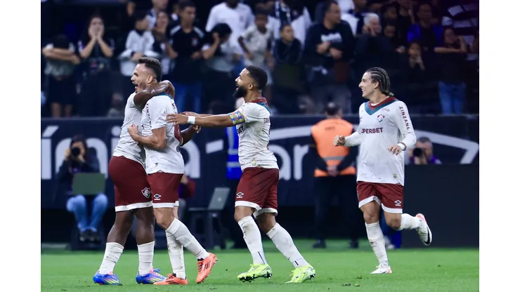 Renê jogador do Fluminense comemora seu gol com jogadores do seu time durante partida contra o Corinthians no estádio Arena Corinthians pelo campeonato Brasileiro A 2025. Foto: Marcello Zambrana/AGIF