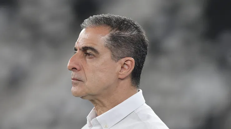 RJ - RIO DE JANEIRO - 08/04/2025 - COPA LIBERTADORES 2025, BOTAFOGO X CARABOBO - Renato Paiva tecnico do Botafogo durante partida contra o Carabobo no estadio Engenhao pelo campeonato Copa Libertadores 2025.