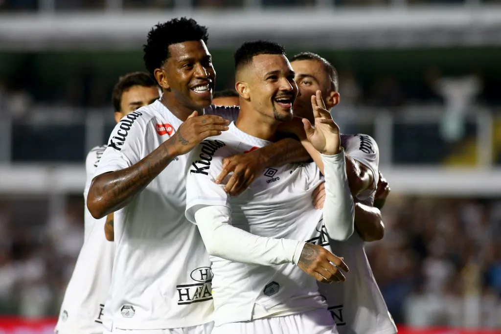 SP – SANTOS – 16/04/2025 – BRASILEIRO A 2025, SANTOS X ATLETICO-MG – Ze Ivaldo] jogador do Santos comemora seu gol durante partida contra o Atletico-MG no estadio Vila Belmiro pelo campeonato Brasileiro A 2025. Foto: Mauricio De Souza/AGIF