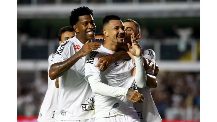 SP - SANTOS - 16/04/2025 - BRASILEIRO A 2025, SANTOS X ATLETICO-MG - Ze Ivaldo] jogador do Santos comemora seu gol durante partida contra o Atletico-MG no estadio Vila Belmiro pelo campeonato Brasileiro A 2025. Foto: Mauricio De Souza/AGIF