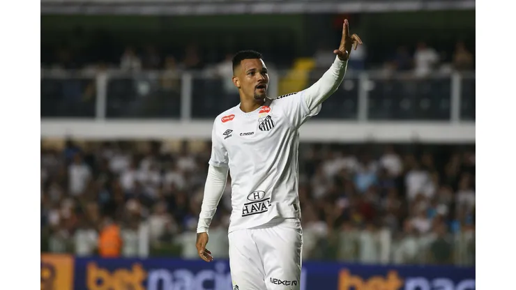 Ze Ivaldo] jogador do Santos comemora seu gol durante partida contra o Atlético-MG no estádio Vila Belmiro pelo campeonato Brasileiro A 2025. Foto: Mauricio De Souza/AGIF