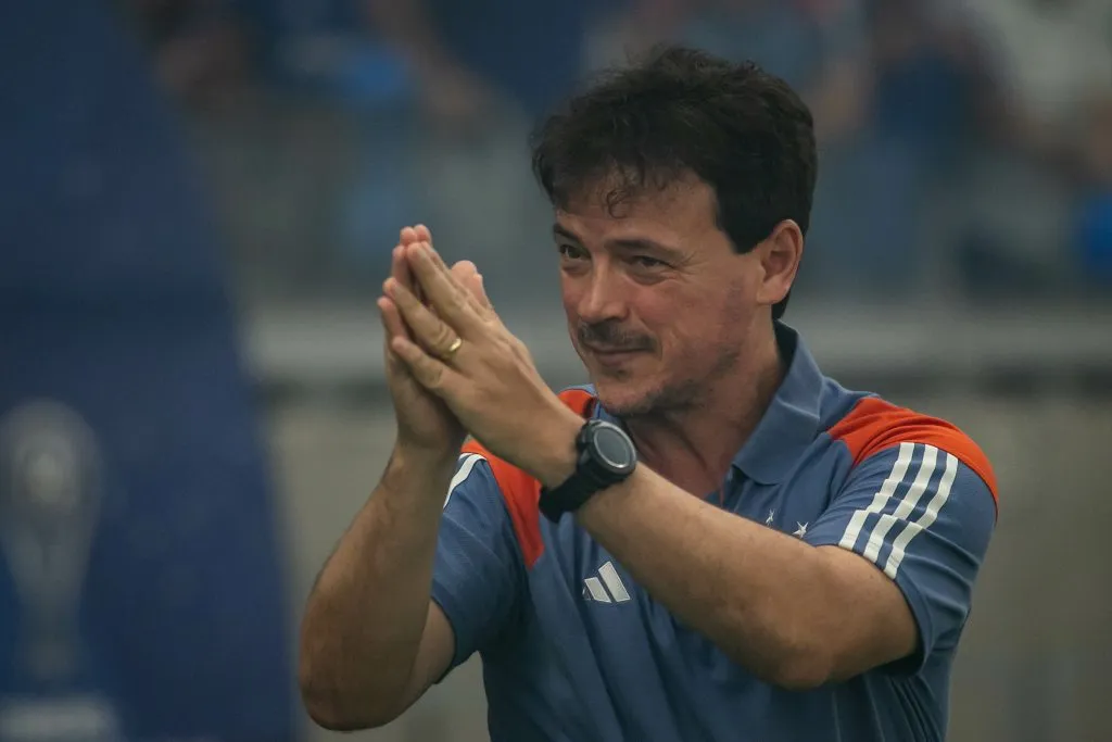 MG – BELO HORIZONTE – 23/10/2024 – COPA SUL-AMERICANA 2024, CRUZEIRO X LANUS – Fernando Diniz tecnico do Cruzeiro durante partida contra o Lanus no estadio Mineirao pelo campeonato Copa Sul-Americana 2024. Foto: Fernando Moreno/AGIF