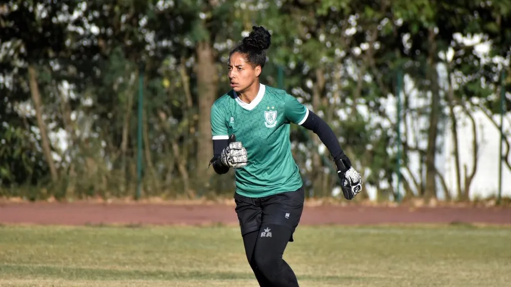 Ariane em treinamento com o time feminino do América MG em 2022