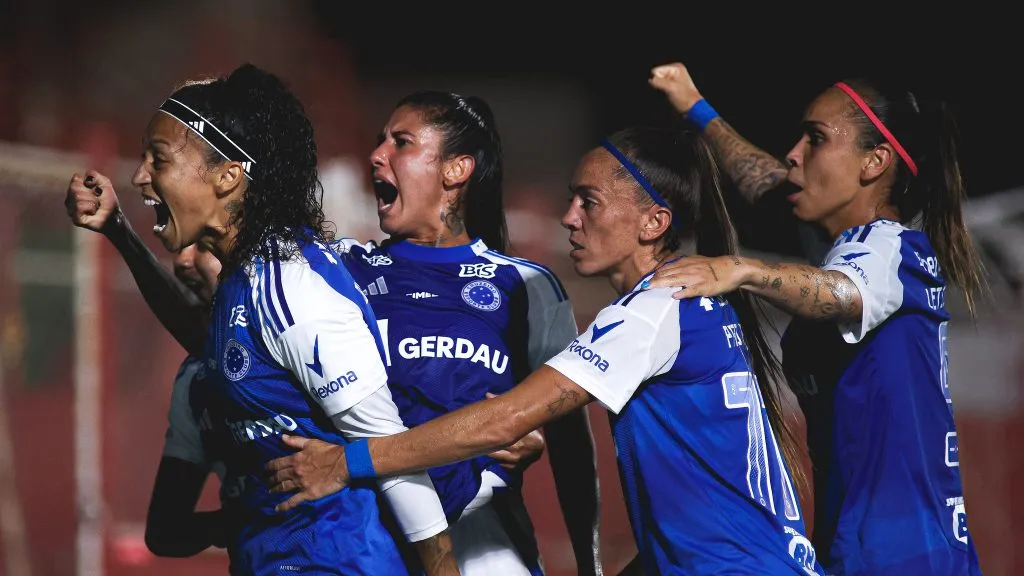 Grupo de jogadoras do Cruzeiro no jogo contra o Grêmio pelo Brasileirão Feminino