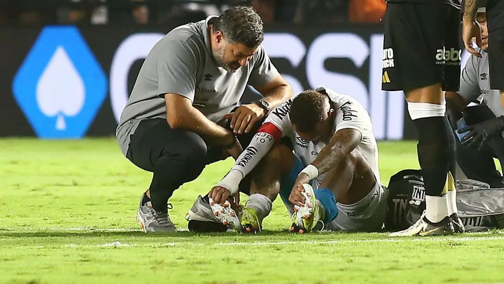Neymar, jogador do Santos, lamenta durante partida contra o Atletico-MG no estadio Vila Belmiro pelo campeonato Brasileiro A 2025. Foto: Mauricio De Souza/AGIF