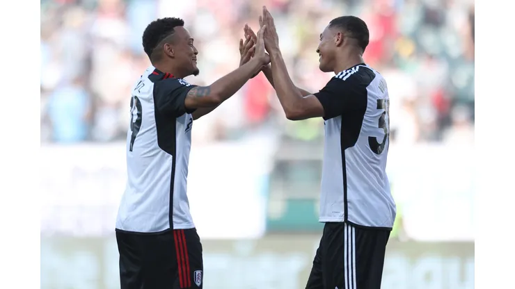 Carlos Vinícius (à direita) está em último ano de contrato no Fulham e pode ser alvo de investida do São Paulo na próxima janela