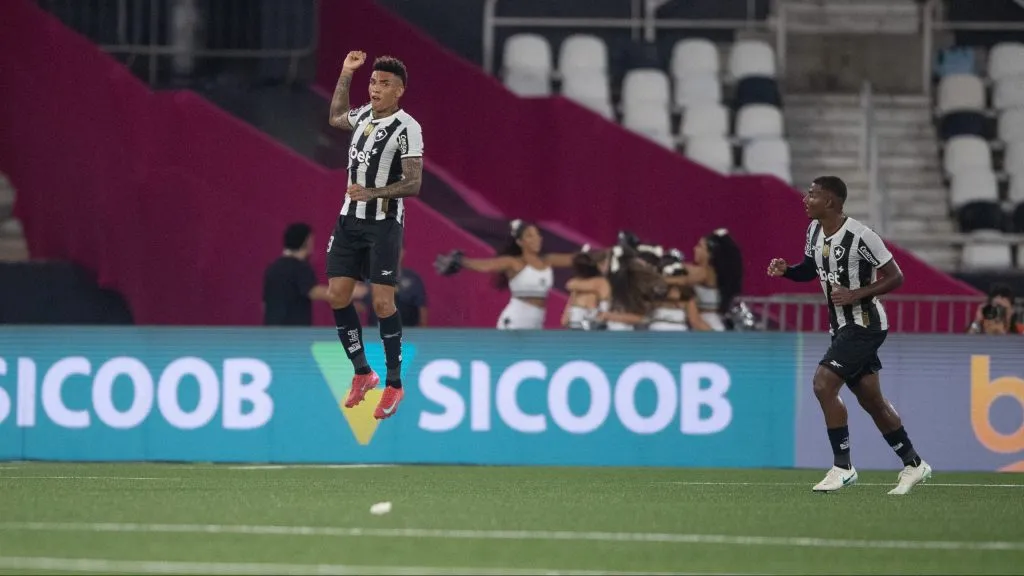 Igor Jesus jogador do Botafogo comemora seu gol durante partida contra o São Paulo no estádio Engenhão pelo campeonato Brasileiro A 2025. Foto: Thiago Ribeiro/AGIF
