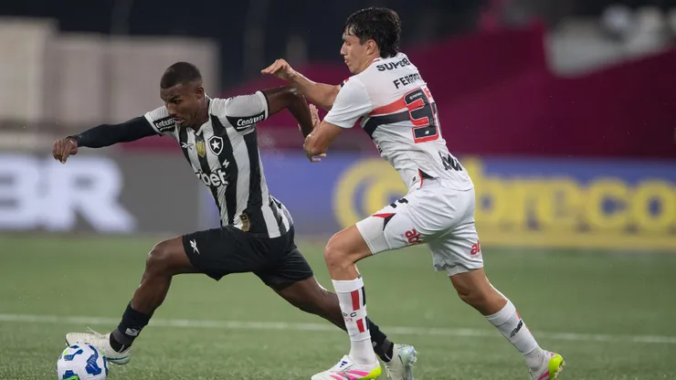Cuiabano jogador do Botafogo durante partida contra o São Paulo no estádio Engenhão pelo campeonato Brasileiro A 2025.
