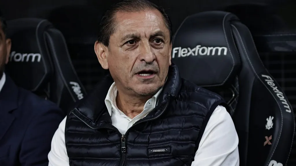 Ramon Diaz, ex-técnico do Corinthians, durante partida contra o Fluminense no estadio Arena Corinthians pelo campeonato Brasileiro A 2025. Foto: Fabio Giannelli/AGIF