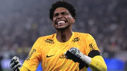 Hugo Souza em ação pelo Corinthians - Foto: Ettore Chiereguini/AGIF