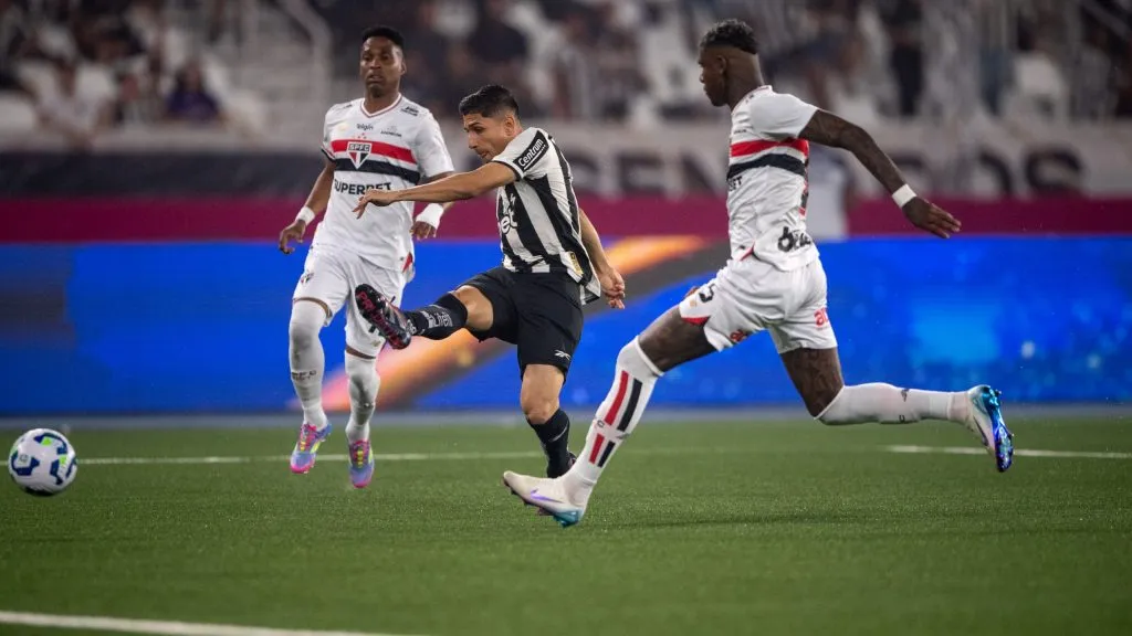 Savarino jogador do Botafogo durante partida contra o São Paulo no estádio Engenhão pelo campeonato Brasileiro A 2025. Foto: Thiago Ribeiro/AGIF