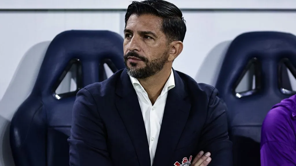 Emiliano Diaz técnico do Corinthians durante partida contra o Palmeiras no estádio Arena Barueri pelo campeonato Brasileiro A 2025. Foto: Fabio Giannelli/AGIF