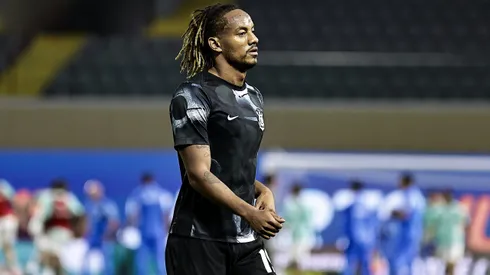 André Carrillo jogador do Corinthians durante aquecimento antes da partida contra o Palmeiras no estadio Arena Barueri pelo campeonato Brasileiro A 2025.