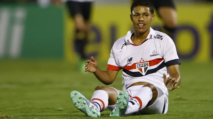 Ryan Francisco, jogador do São Paulo, lamenta durante partida contra o Criciúma no estádio Fonte Luminosa pelo campeonato Copa Sao Paulo 2025. Foto: Thiago Calil/AGIF