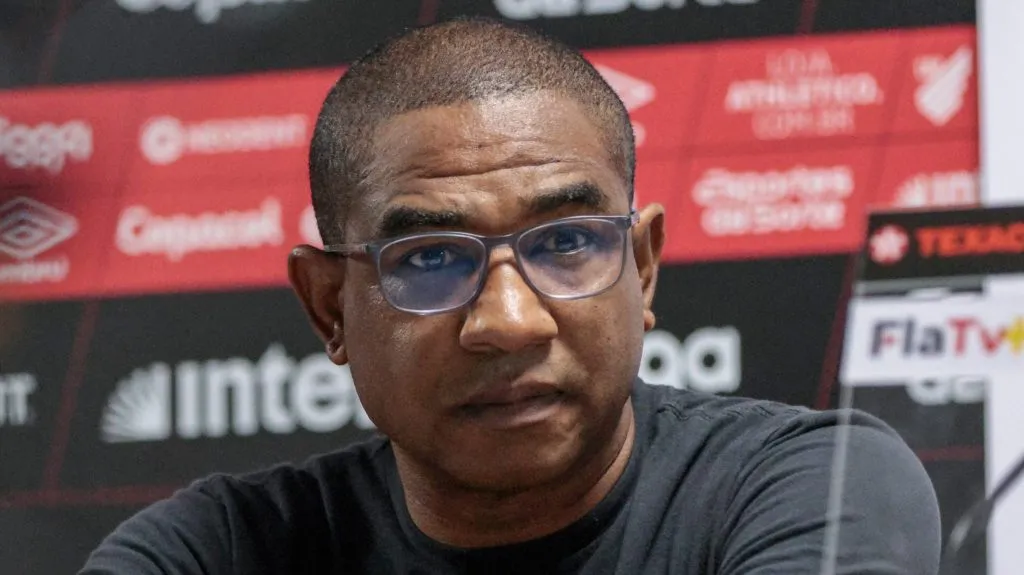 PR – CURITIBA – 16/06/2024 – BRASILEIRO A 2024, ATHLETICO-PR X FLAMENGO – Cesar Sampaio auxiliar tecnico do Flamengo durante entrevista coletiva apos a partida contra o Athletico-PR no estadio Arena da Baixada pelo campeonato Brasileiro A 2024.