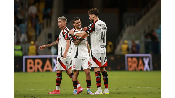 Jogadores do Flamengo comemoram vitória ao final da partida contra o Grêmio no estádio Arena do Grêmio pelo campeonato Brasileiro A 2025. Foto: Maxi Franzoi/AGIF