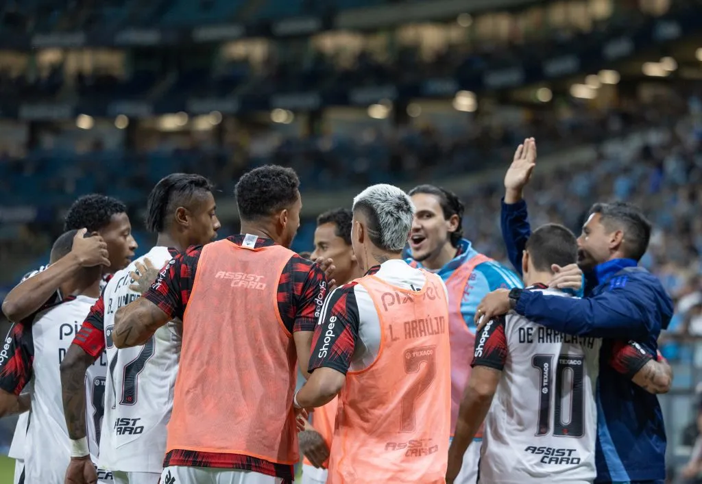 RS – PORTO ALEGRE – 13/04/2025 – BRASILEIRO A 2025, GREMIO X FLAMENGO – Giogian De Arrascaeta jogador do Flamengo comemora seu gol com jogadores do seu time durante partida contra o Gremio no estadio Arena do Gremio pelo campeonato Brasileiro A 2025. Foto: Liamara Polli/AGIF