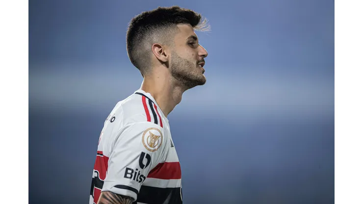 Lucas Beraldo jogador do São Paulo durante partida contra o Goiás no estádio Serrinha pelo campeonato Brasileiro A 2023. Foto: Isabela Azine/AGIF