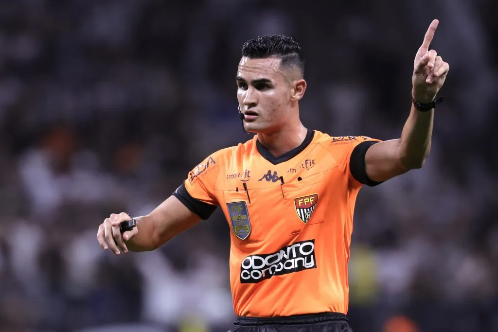  Matheus Delgado Candançan, foi o árbitro do jogo do Fluminense