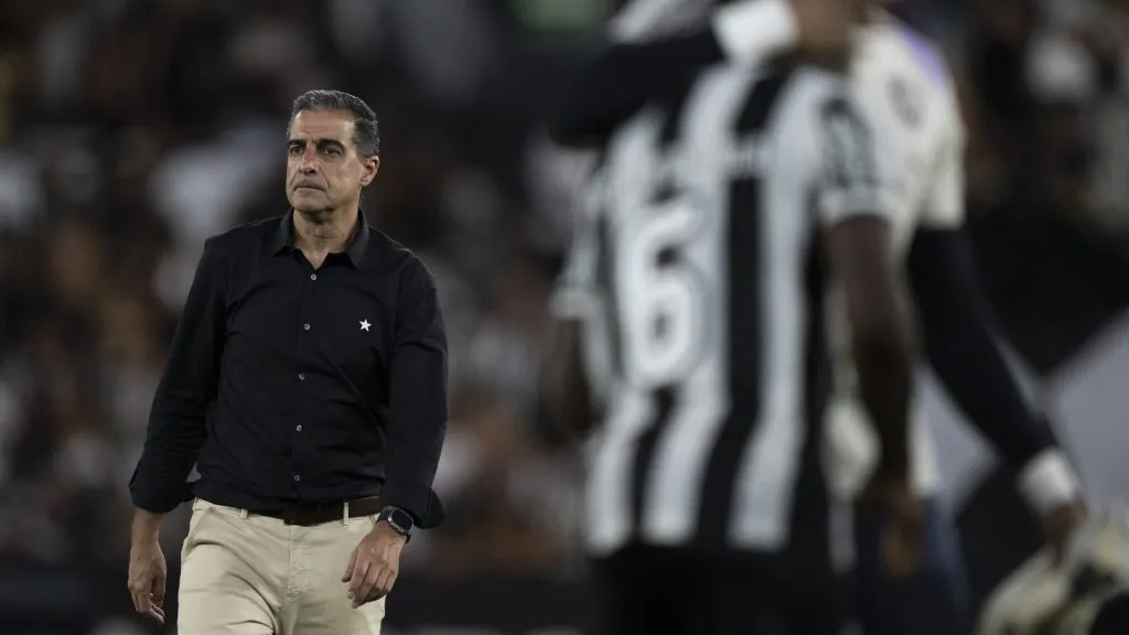 Paiva no comando do Botafogo. Foto: Jorge Rodrigues/AGIF