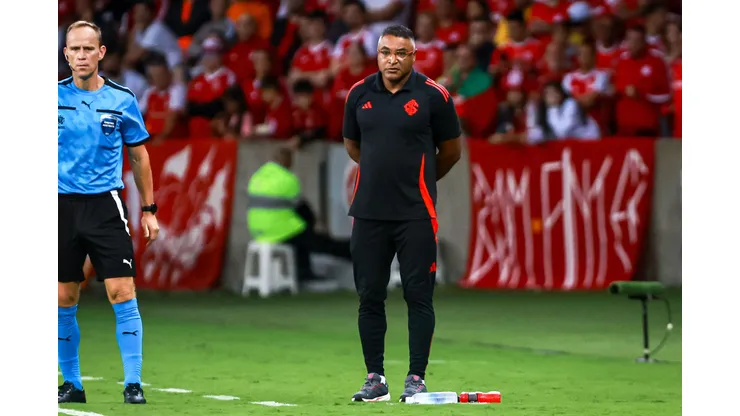 Roger Machado técnico do Internacional durante partida contra o Atlético Nacional no estádio Beira-Rio pelo campeonato Copa Libertadores 2025. Foto: Maxi Franzoi/AGIF