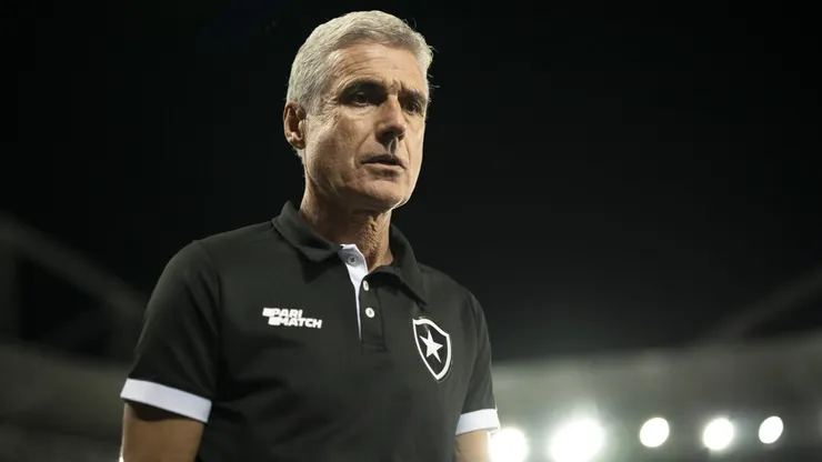 Luís Castro, técnico do Botafogo, no Engenhão, na temporadas de 2022 e 2023.