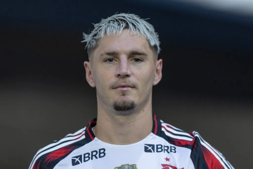 RS – PORTO ALEGRE – 13/04/2025 – BRASILEIRO A 2025, GREMIO X FLAMENGO – Guillermo Varela jogador do Flamengo durante partida contra o Gremio no estadio Arena do Gremio pelo campeonato Brasileiro A 2025. Foto: Liamara Polli/AGIF