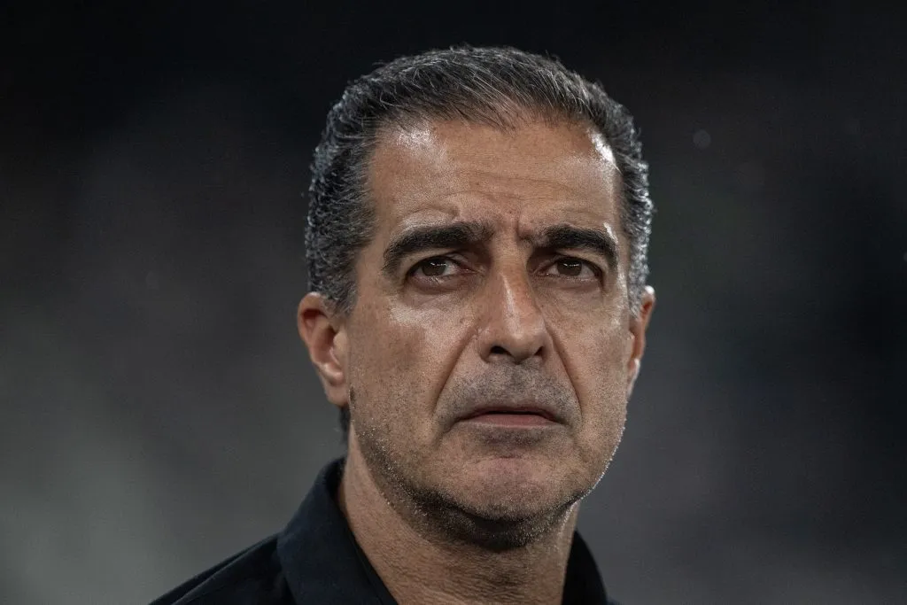 RJ – RIO DE JANEIRO – 16/04/2025 – BRASILEIRO A 2025, BOTAFOGO X SAO PAULO – Renato Paiva tecnico do Botafogo durante partida contra o Sao Paulo no estadio Engenhao pelo campeonato Brasileiro A 2025. Foto: Thiago Ribeiro/AGIF