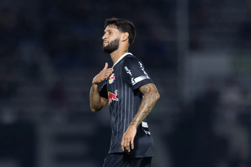 Juninho Capixaba em campo pelo Bragantino – Foto: Diogo Reis/AGIF