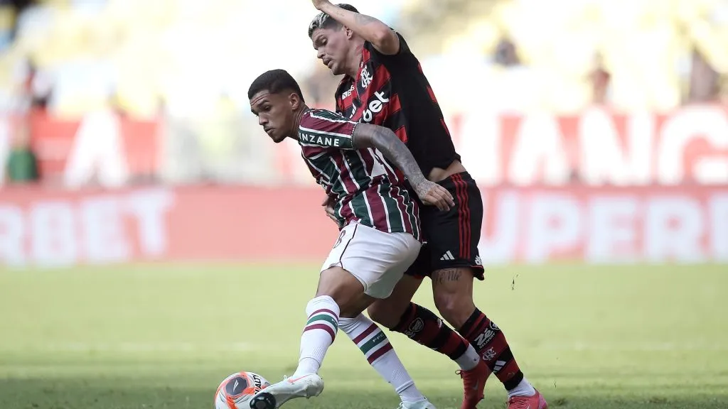 Riquelme Felipe jogador do Fluminense disputa lance com Ayrton Lucas jogador do Flamengo durante partida no estádio Maracanã pelo campeonato Carioca 2025. Foto: Alexandre Loureiro/AGIF