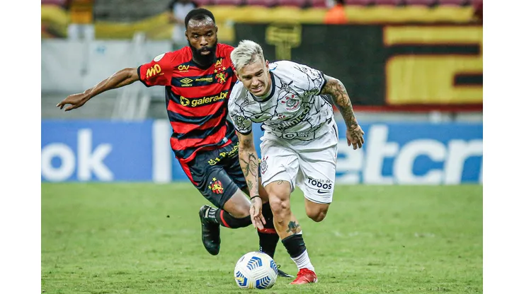 PE - Recife - 09/10/2021 - BRASILEIRO A 2021, SPORT X CORINTHIANS - Marcao jogador do Sport disputa lance com Roger Guedes jogador do Corinthians durante partida no estadio Arena Pernambuco pelo campeonato Brasileiro A 2021. Foto: Paulo Paiva/AGIF
