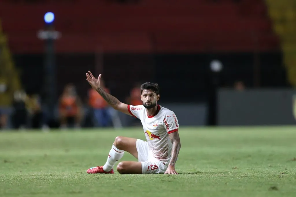 Juninho Capixaba em jogo do RB Bragantino. Foto: Marlon Costa/AGIF
