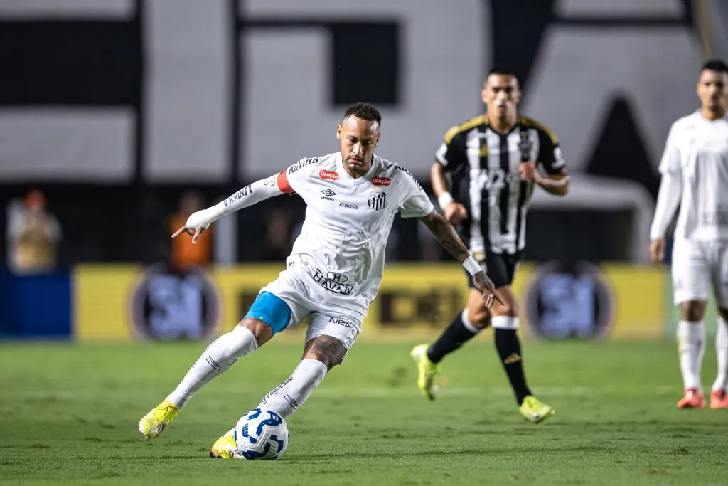 Neymar durante a partida contra o Atlético-MG. Foto: Abner Dourado/AGIF