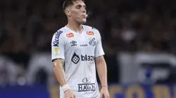 Rollheiser jogador do Santos durante partida contra o Corinthians no estádio Arena Corinthians pelo campeonato Paulista 2025. Foto: Marcello Zambrana/AGIF